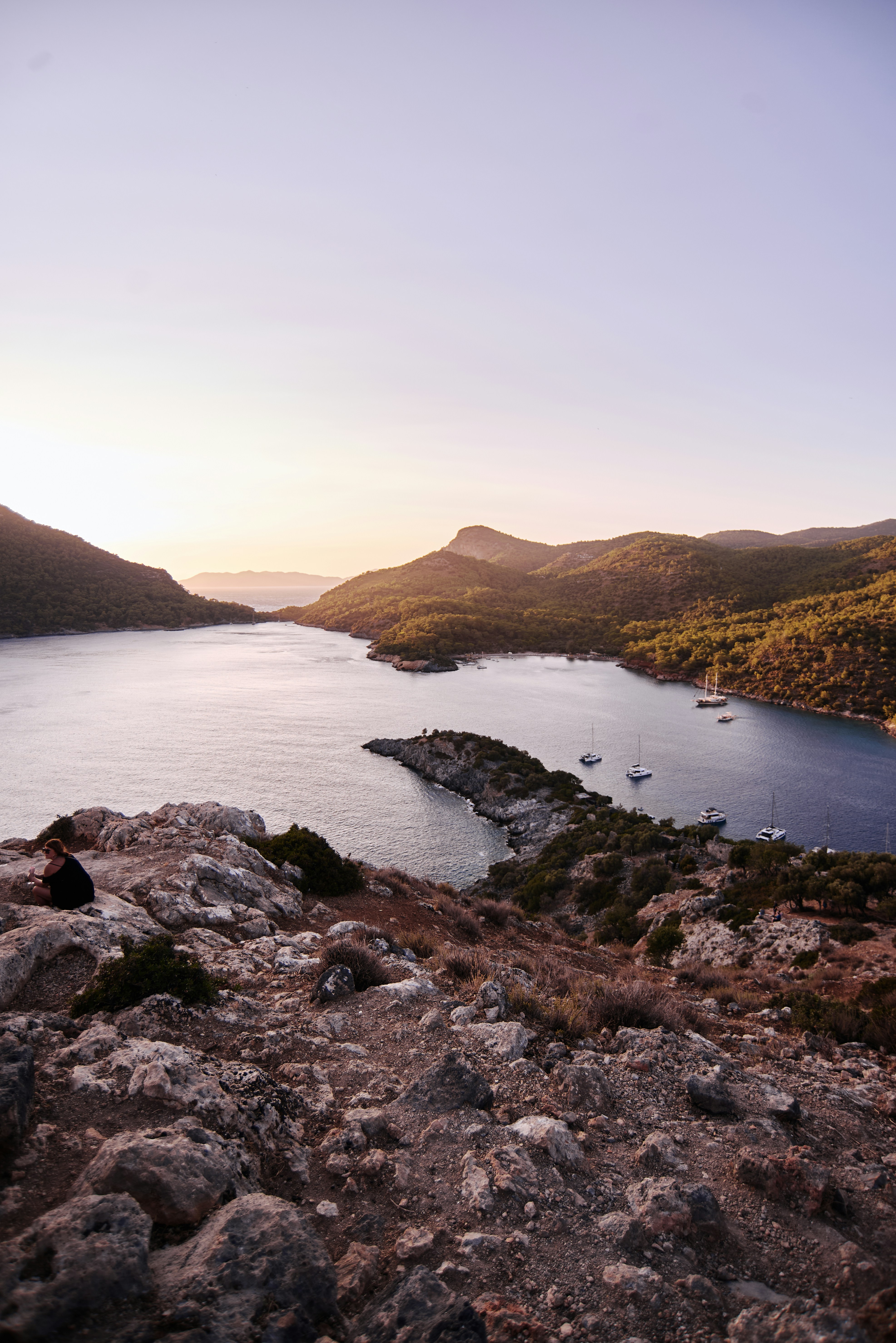 Тропический пляж и горы